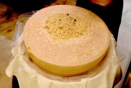 Parmigiano mit heißer Tagliatelle, ein Genuss.